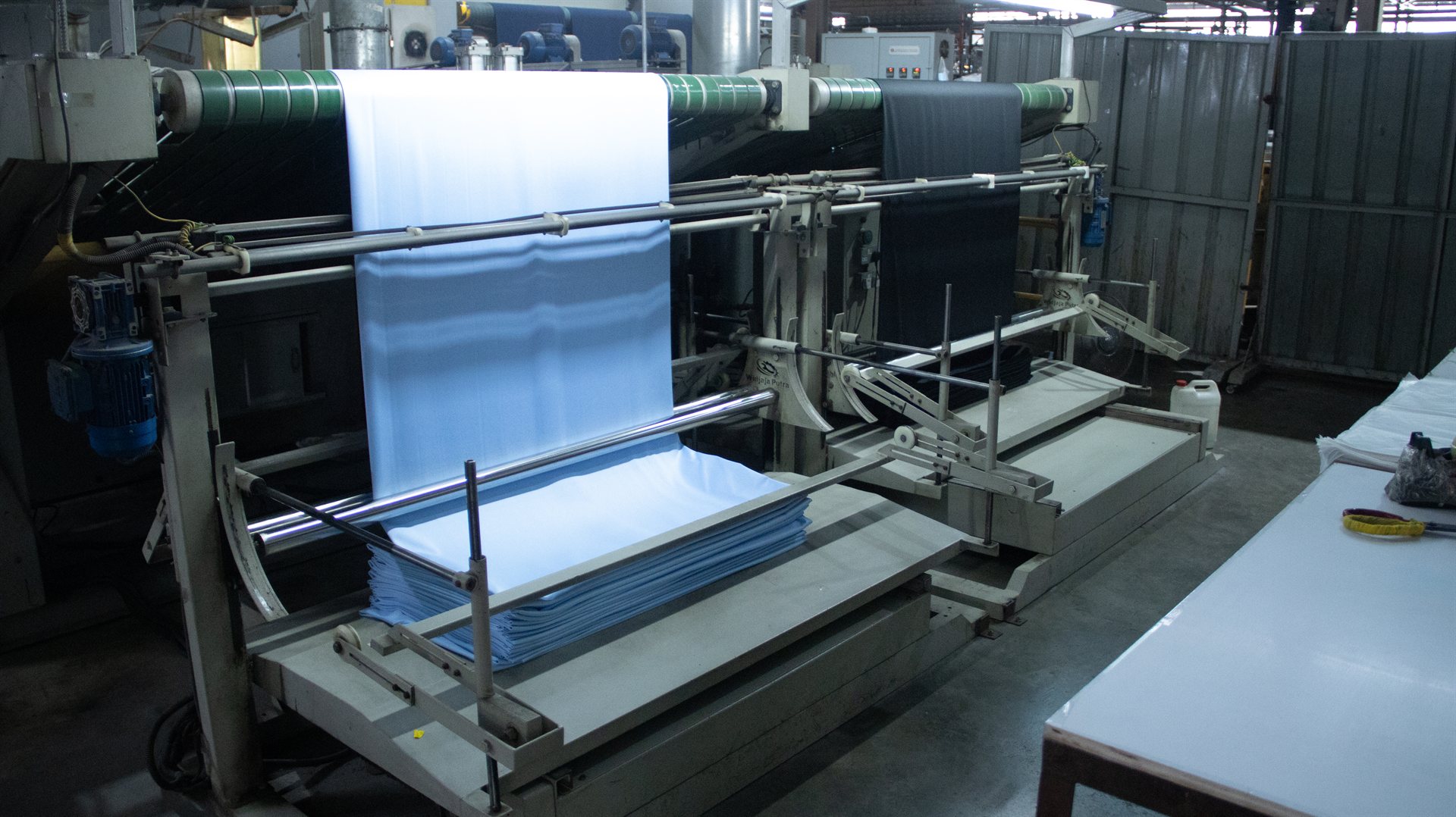 Tubular setting in progress — heat-setting the fabric to lock color and stabilize form